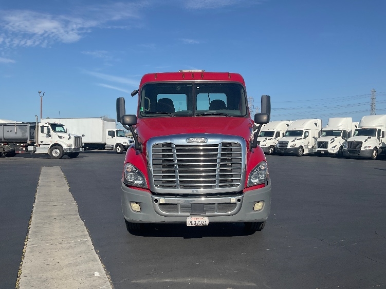 2019 Freightliner Cascadia in Torrance, CA — photo 2