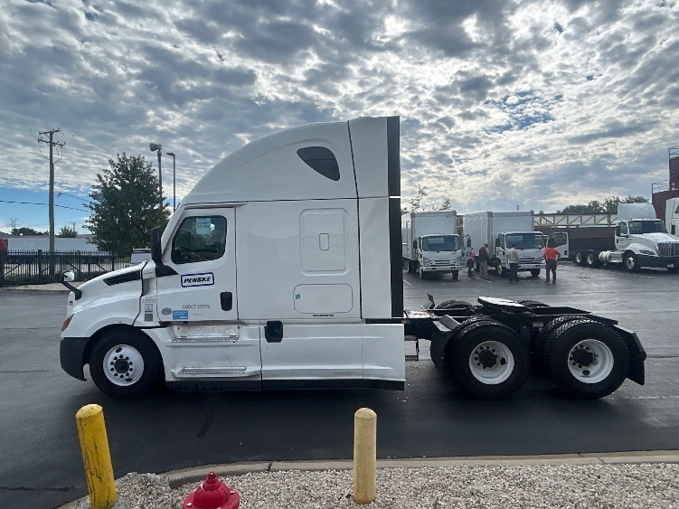 2024 Freightliner Cascadia in Sun Valley, CA — photo 4
