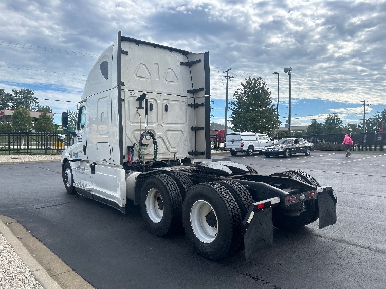 2024 Freightliner Cascadia in Sun Valley, CA — photo 5