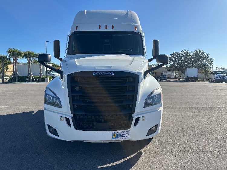2022 Freightliner Cascadia in Ontario, CA — photo 2