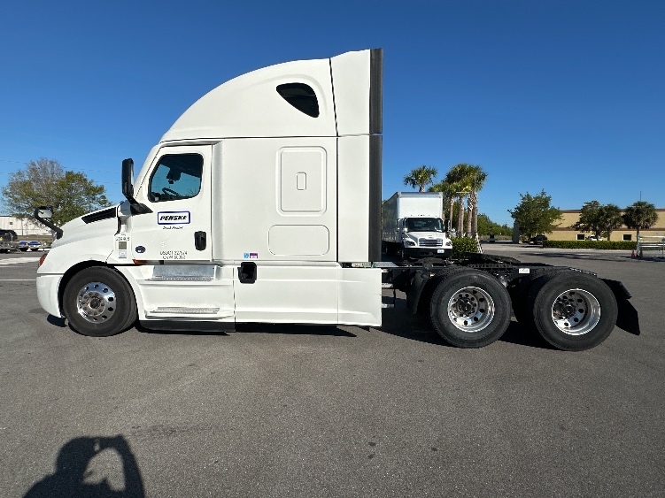 2022 Freightliner Cascadia in Ontario, CA — photo 4