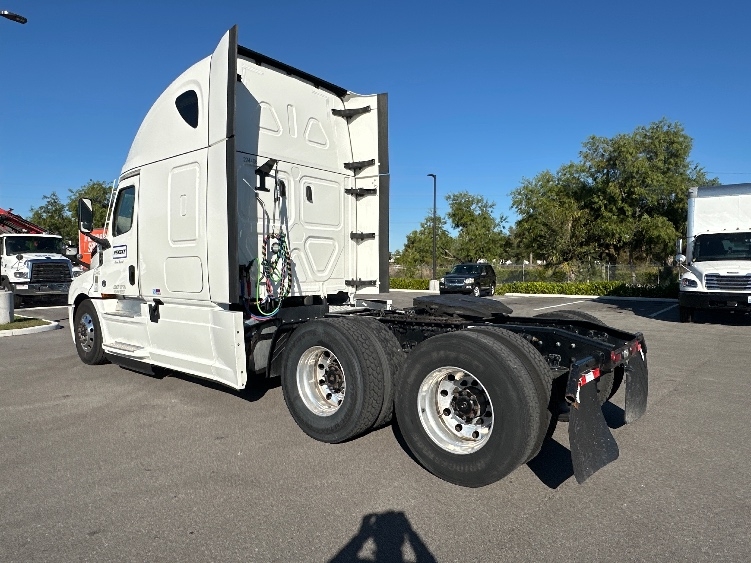 2022 Freightliner Cascadia in Ontario, CA — photo 5
