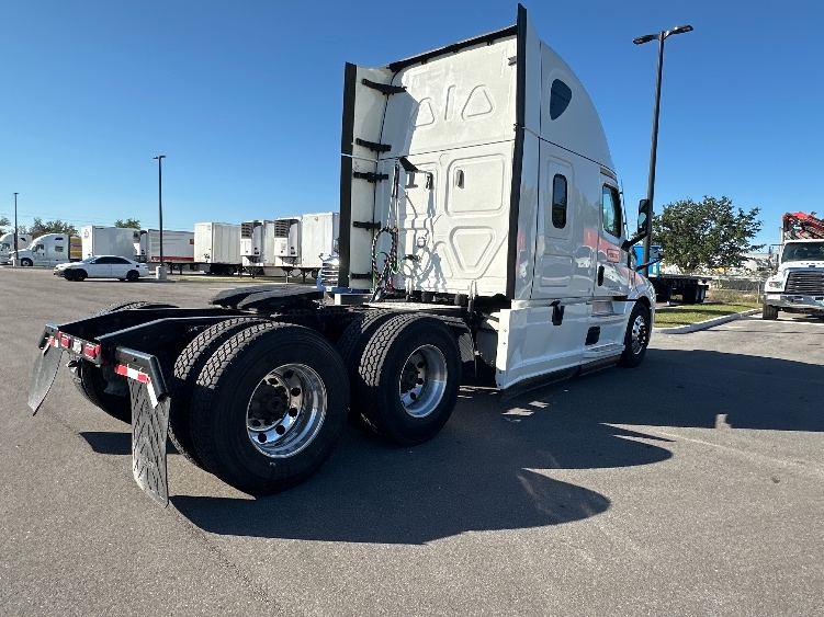 2022 Freightliner Cascadia in Ontario, CA — photo 7