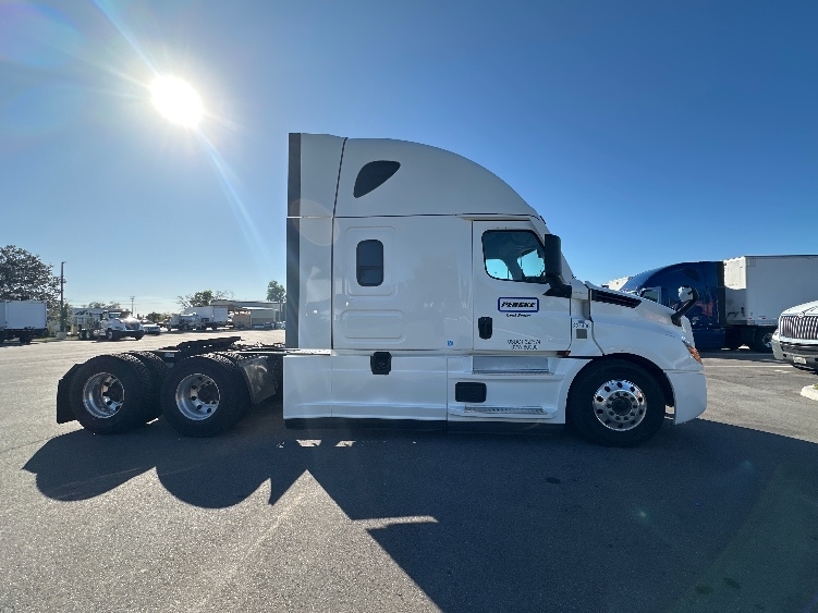 2022 Freightliner Cascadia in Ontario, CA — photo 8