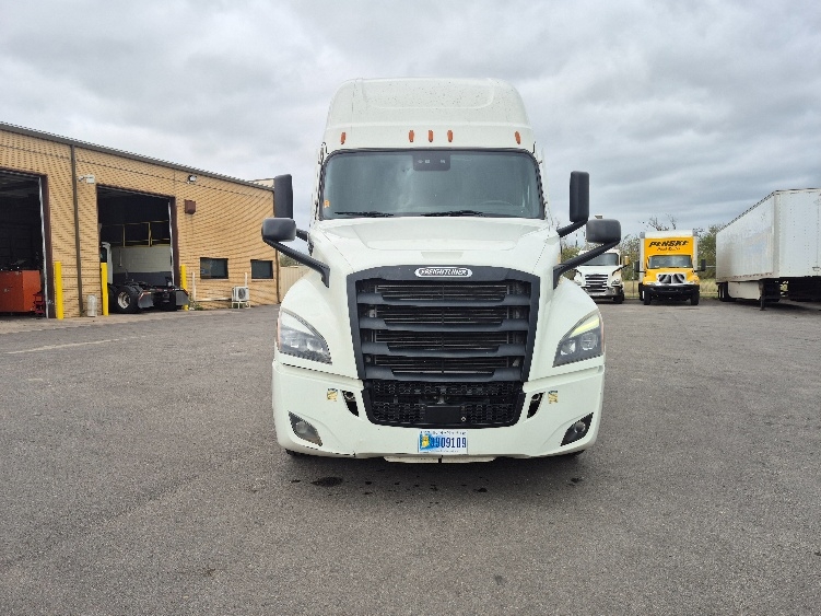 2022 Freightliner Cascadia in Kansas City, MO — photo 2