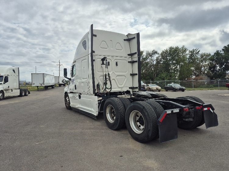 2022 Freightliner Cascadia in Kansas City, MO — photo 5