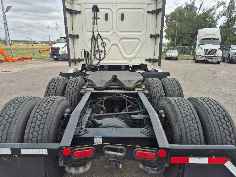 2022 Freightliner Cascadia in Kansas City, MO — photo 6