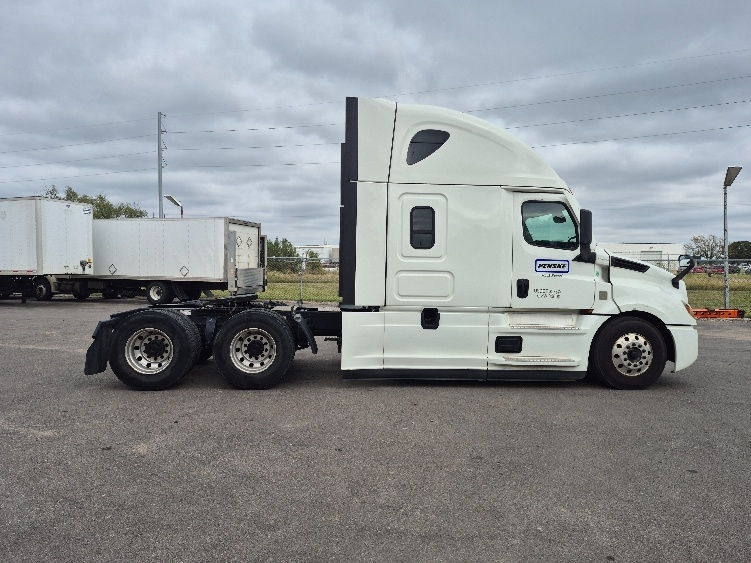 2022 Freightliner Cascadia in Kansas City, MO — photo 8