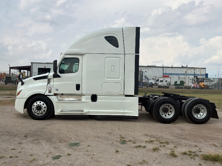 2022 Freightliner Cascadia in San Antonio, TX — photo 4
