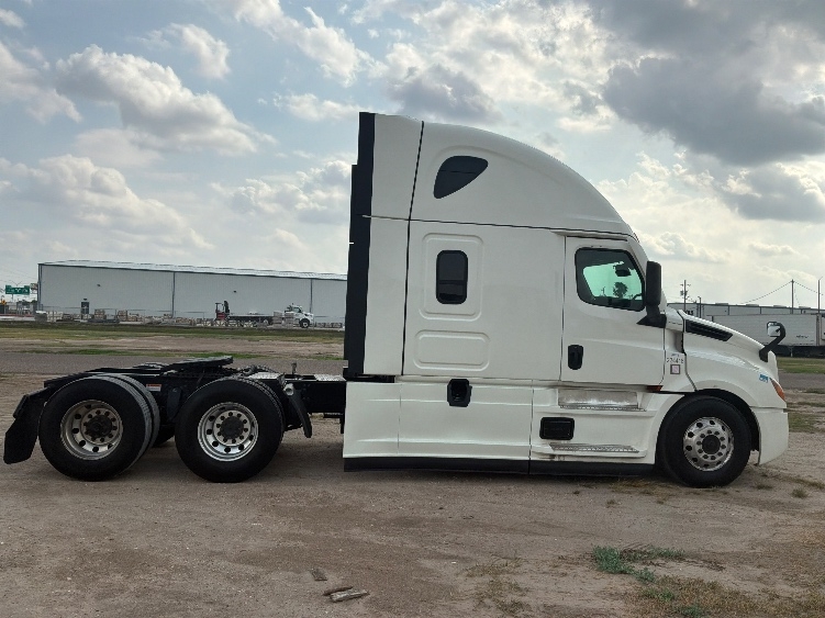 2022 Freightliner Cascadia in San Antonio, TX — photo 8