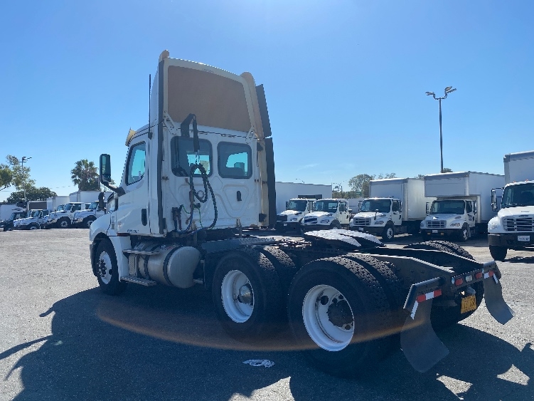 2019 Freightliner Cascadia in Torrance, CA — photo 5