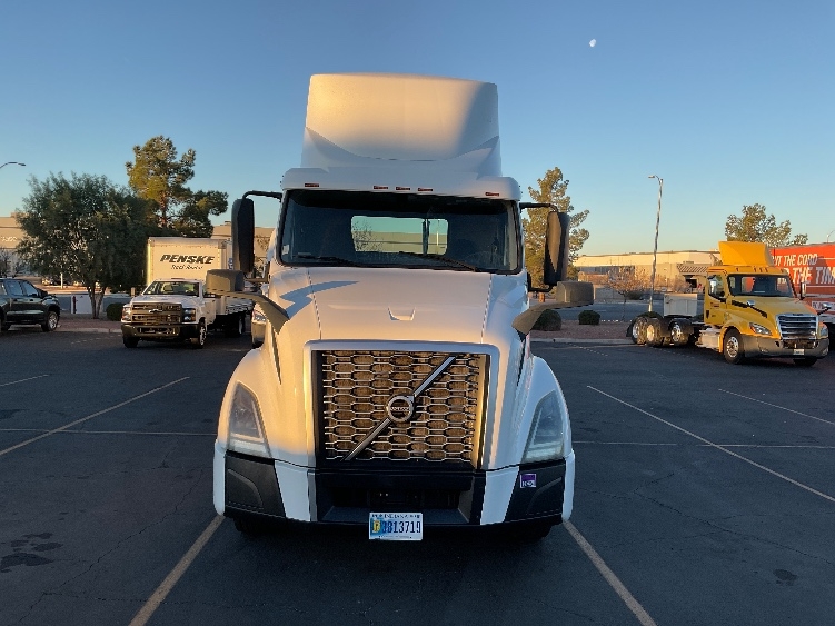 2019 Volvo VNL 300 in Las Vegas, NV — photo 2