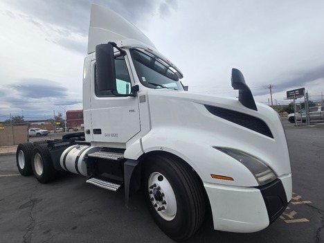 2019 Volvo VNL 300 in Las Vegas, NV — photo 3