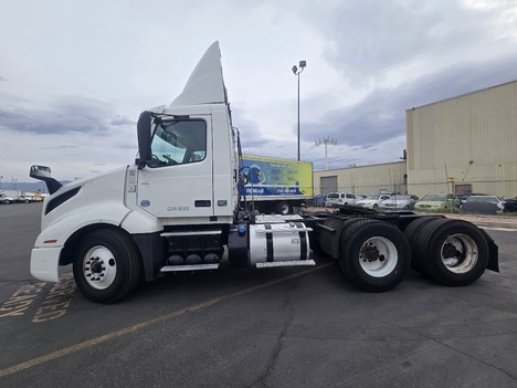 2019 Volvo VNL 300 in Las Vegas, NV — photo 4