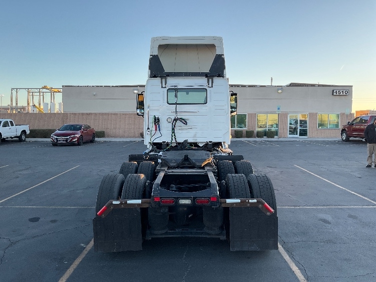2019 Volvo VNL 300 in Las Vegas, NV — photo 6