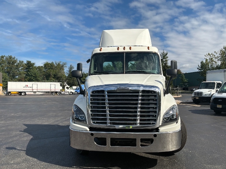 2019 Freightliner Cascadia in Burlington, NJ — photo 2