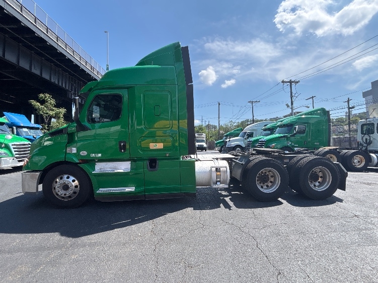 2019 Freightliner Cascadia in North Bergen, NJ — photo 4