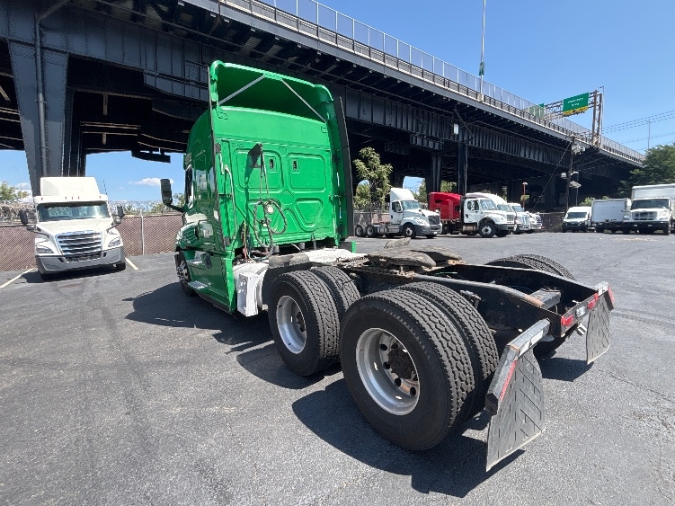 2019 Freightliner Cascadia in North Bergen, NJ — photo 5