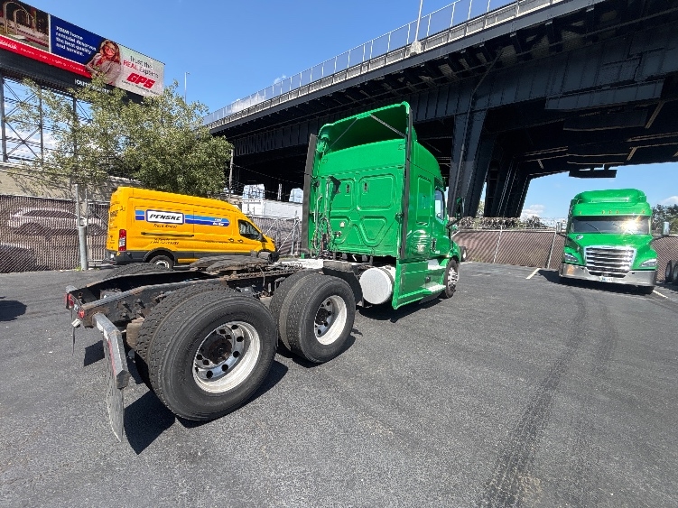 2019 Freightliner Cascadia in North Bergen, NJ — photo 7