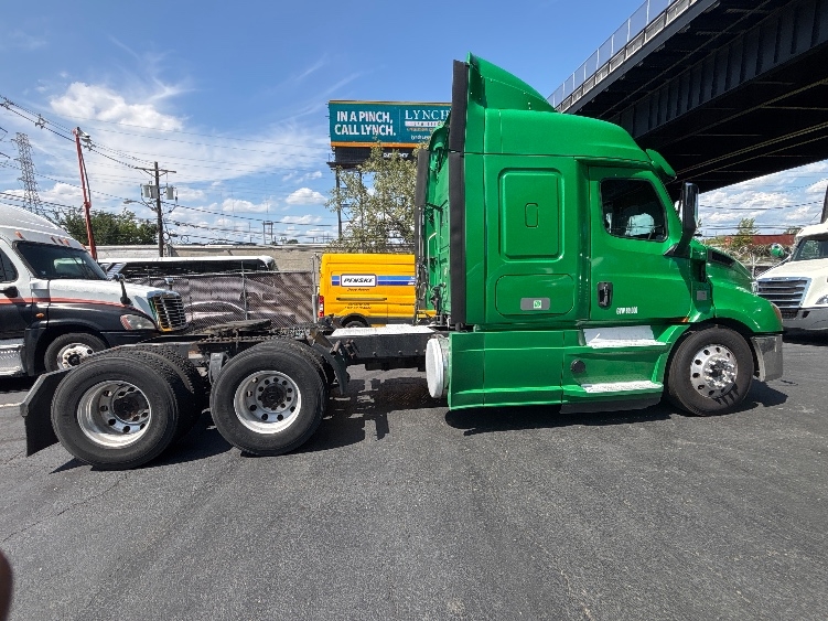 2019 Freightliner Cascadia in North Bergen, NJ — photo 8