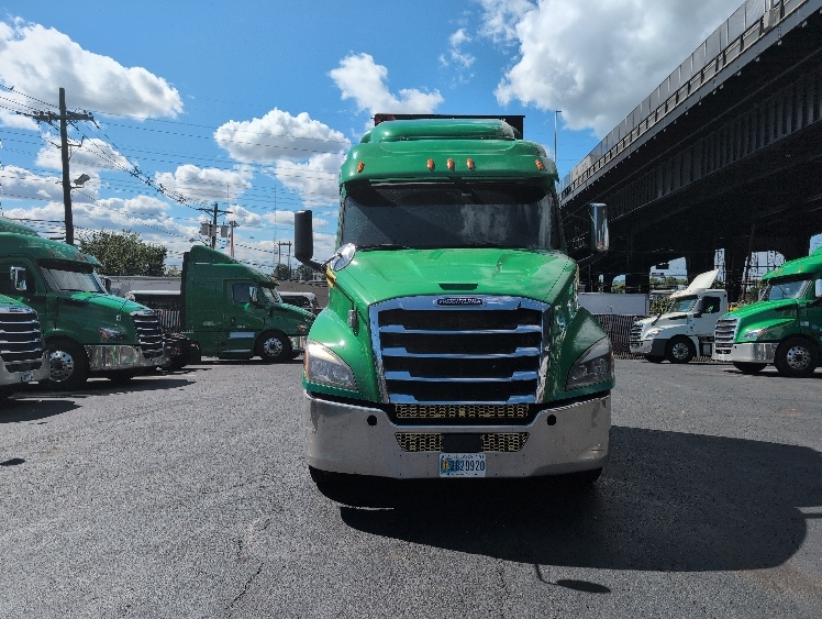 2019 Freightliner Cascadia in North Bergen, NJ — photo 2