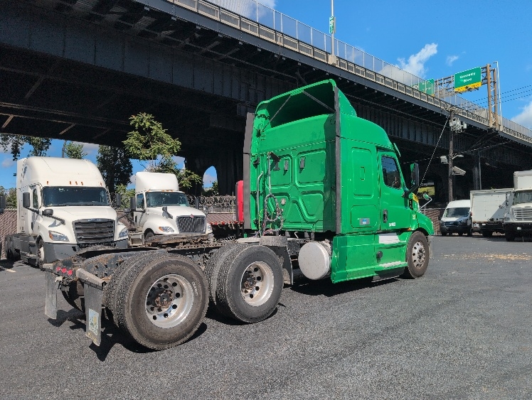 2019 Freightliner Cascadia in North Bergen, NJ — photo 7