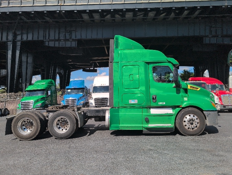 2019 Freightliner Cascadia in North Bergen, NJ — photo 8