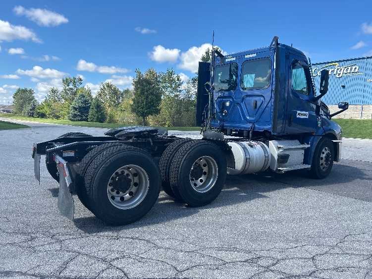2021 Freightliner Cascadia in Reading, PA — photo 7