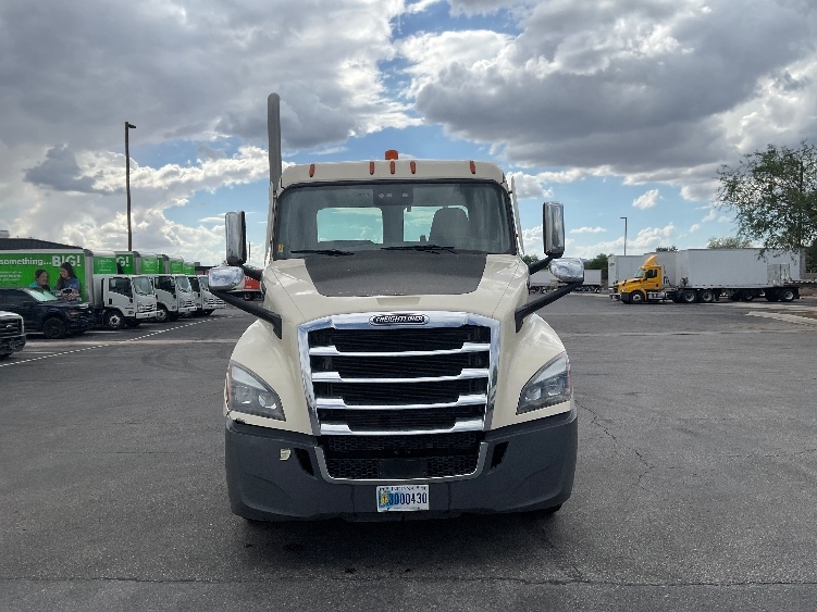 2021 Freightliner Cascadia in Phoenix, AZ — photo 2