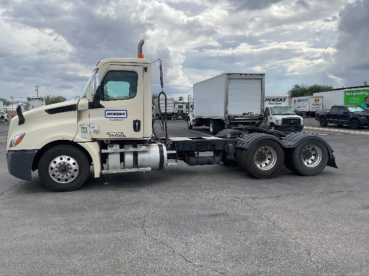 2021 Freightliner Cascadia in Phoenix, AZ — photo 4