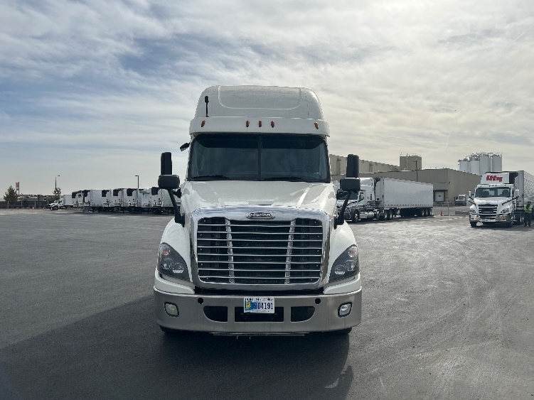 2019 Freightliner Cascadia in Pasco, WA — photo 2