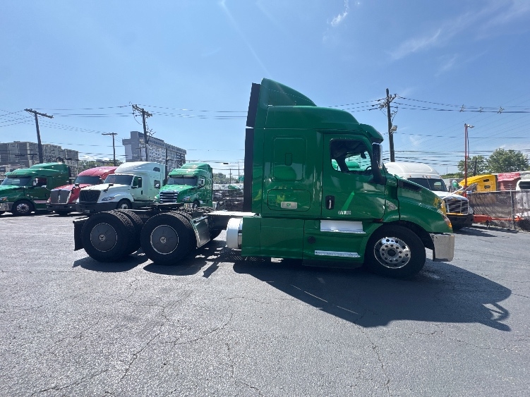 2019 Freightliner Cascadia in Dayton, NJ — photo 8