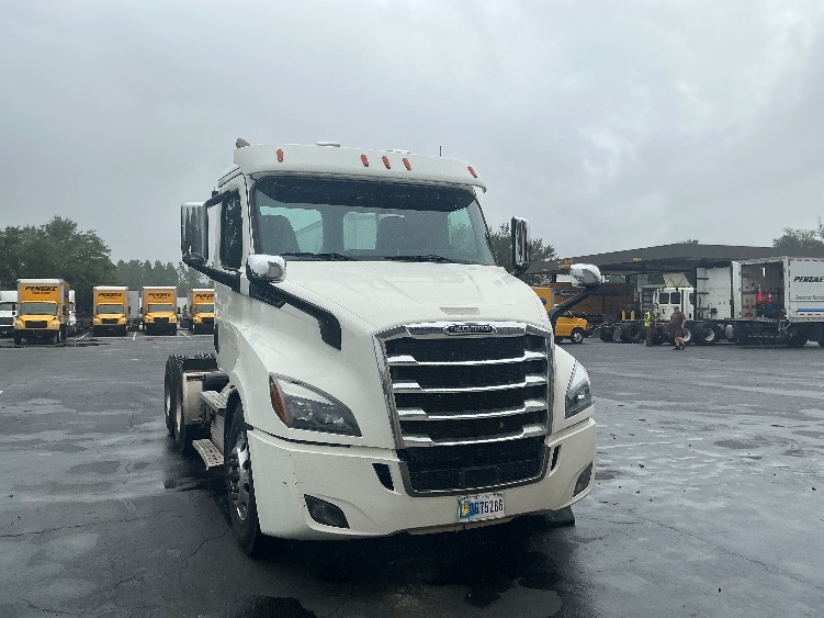 2019 Freightliner Cascadia in Pensacola, FL — photo 2