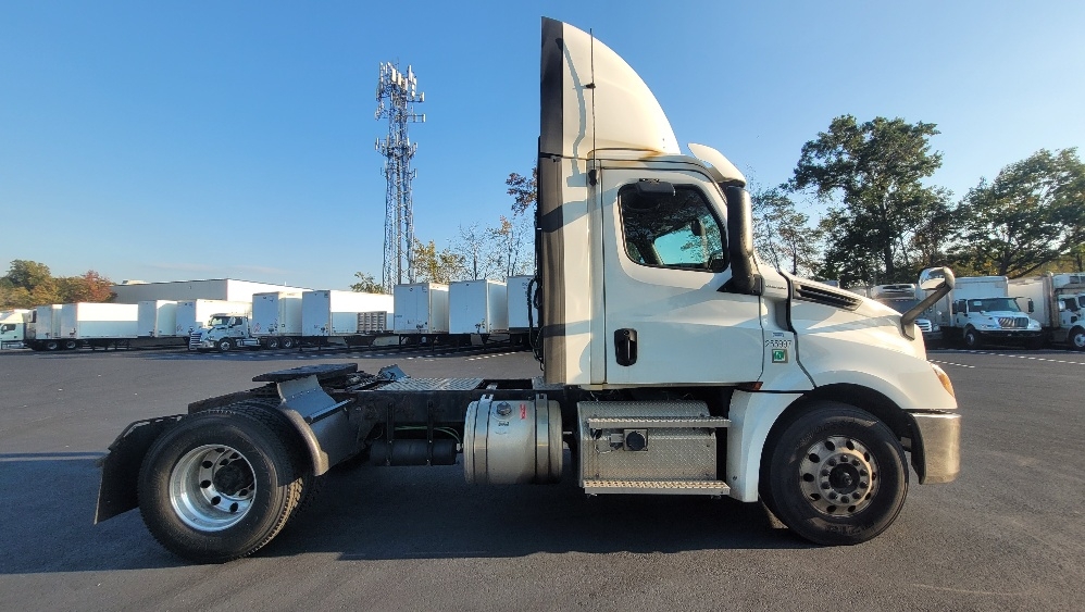 2019 Freightliner Cascadia in South Plainfield, NJ — photo 7