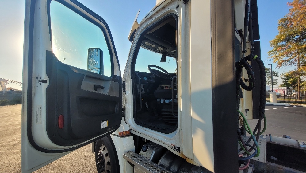 2019 Freightliner Cascadia in South Plainfield, NJ — photo 8