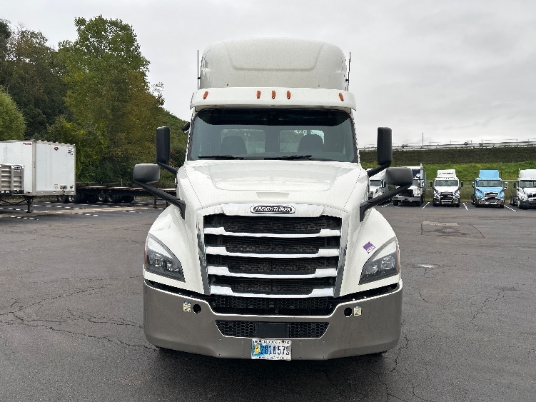 2019 Freightliner Cascadia in Binghamton, NY — photo 2