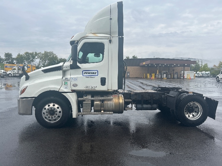 2019 Freightliner Cascadia in Binghamton, NY — photo 4