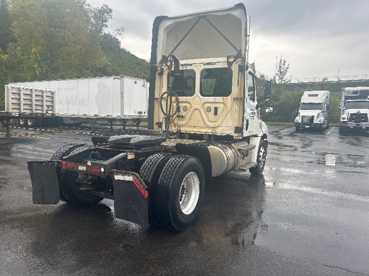2019 Freightliner Cascadia in Binghamton, NY — photo 7
