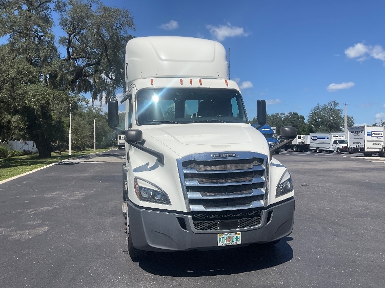 2019 Freightliner Cascadia in Tampa, FL — photo 2
