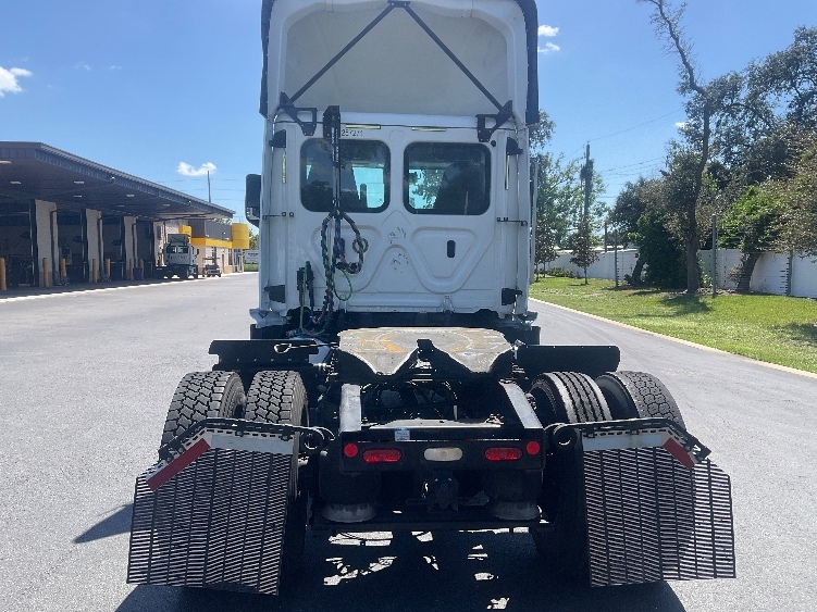 2019 Freightliner Cascadia in Tampa, FL — photo 6
