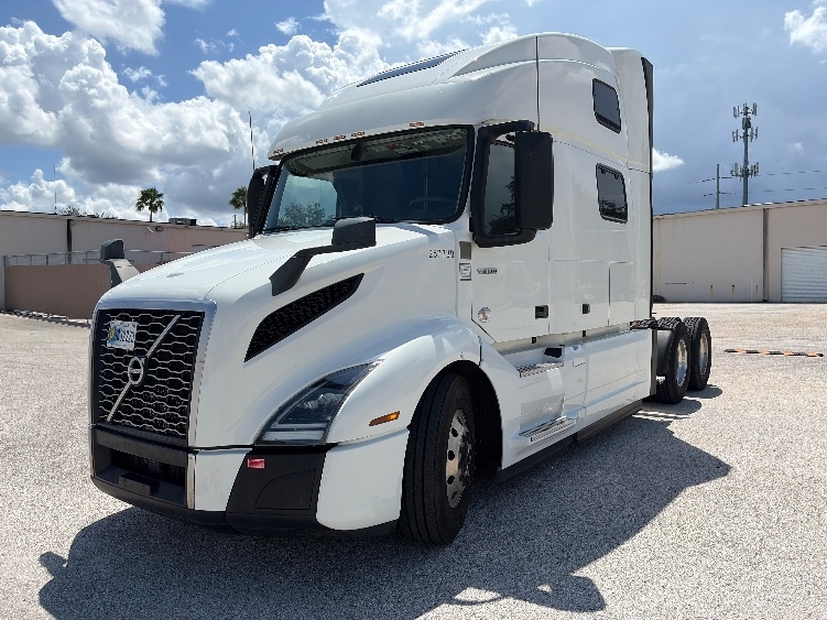 2024 Volvo in Tampa, FL — photo 3