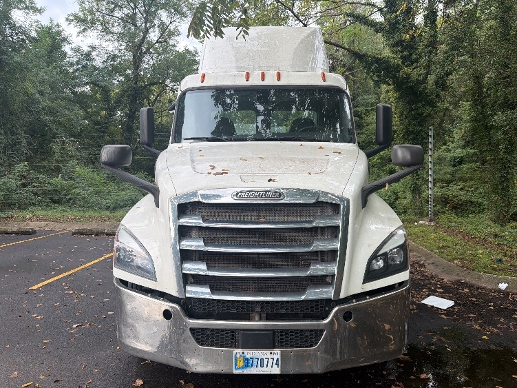 2019 Freightliner Cascadia in Baltimore, MD — photo 2