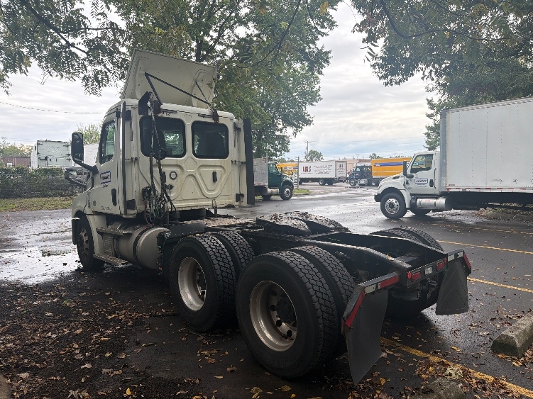 2019 Freightliner Cascadia in Baltimore, MD — photo 5