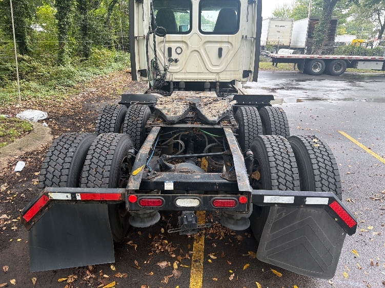 2019 Freightliner Cascadia in Baltimore, MD — photo 6