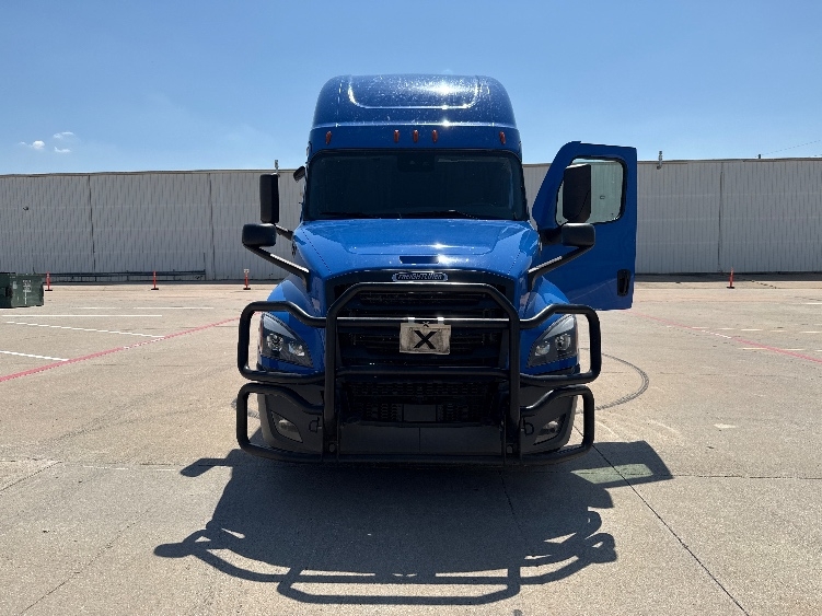 2024 Freightliner Cascadia in Denton, TX — photo 2