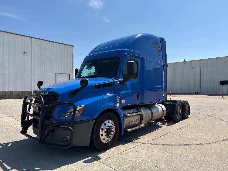 2024 Freightliner Cascadia in Denton, TX — photo 3