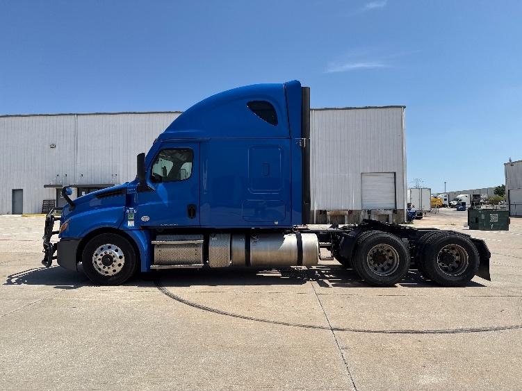 2024 Freightliner Cascadia in Denton, TX — photo 4