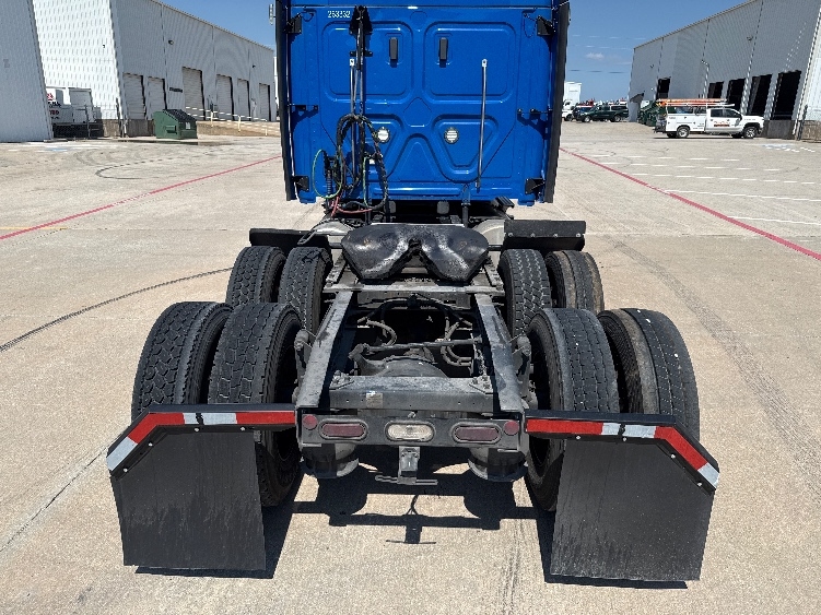 2024 Freightliner Cascadia in Denton, TX — photo 6