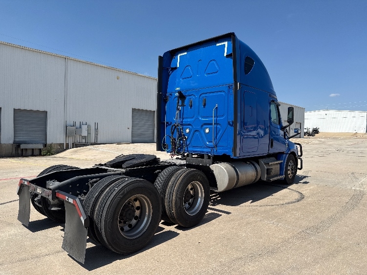 2024 Freightliner Cascadia in Denton, TX — photo 7