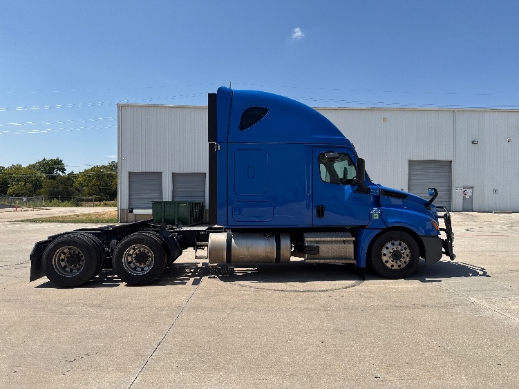 2024 Freightliner Cascadia in Denton, TX — photo 8
